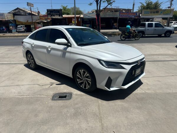 TOYOTA YARIS S HI 2023 - Imagen 2