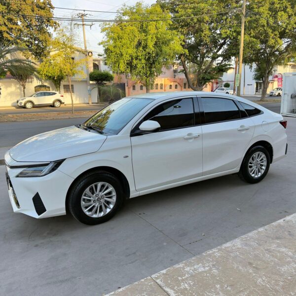 TOYOTA YARIS S 2024 - Imagen 2