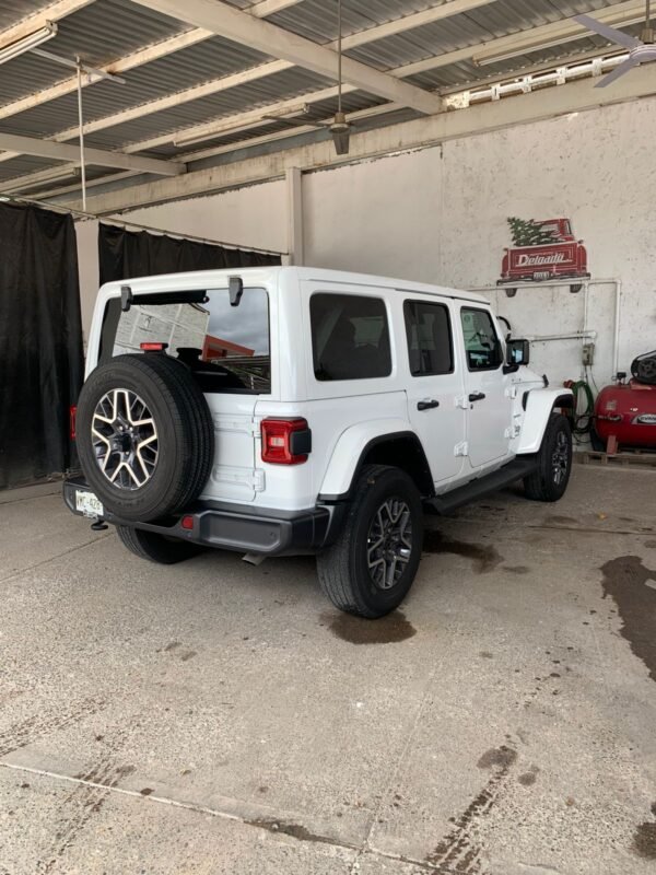JEEP WRANGLER SAHARA 4X4 2024 - Imagen 3