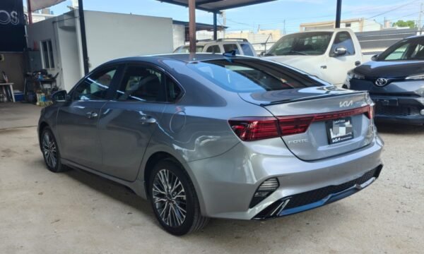 KIA FORTE GT LINE 2022 - Imagen 4